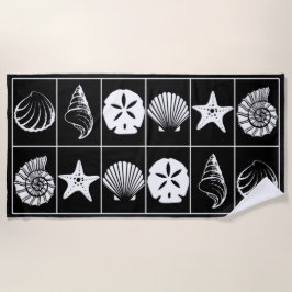 Diseño de toalla de playa de conchas negras y blan