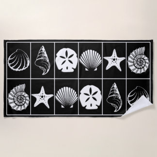 Diseño de toalla de playa de conchas negras y blan