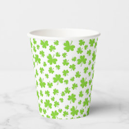 Diseño de trébol del día de San Patricio en vaso d