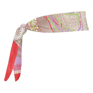 diseño de un jarrón rojo con flores en él