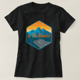 Diseño frontal de camiseta clásica In The Moment