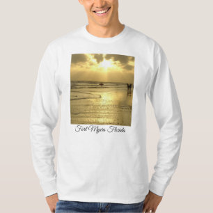 Disfrutando de la playa en la camiseta del atardec