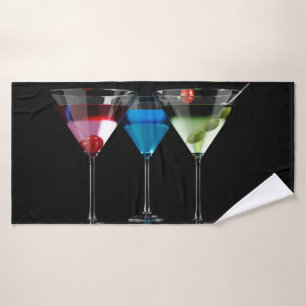 Distintos cócteles con gafas de martini en negro