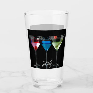 Distintos cócteles con gafas de martini en negro