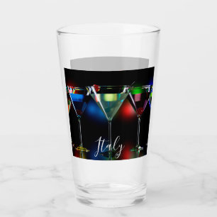 Distintos cócteles en gafas de martini con luces
