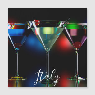 Distintos cócteles en gafas de martini con luces