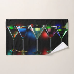 Distintos cócteles en gafas de martini con luces