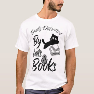 Distracción fácil por gatos y camiseta de libro