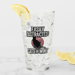 Distracción fácil por gatos y vinos