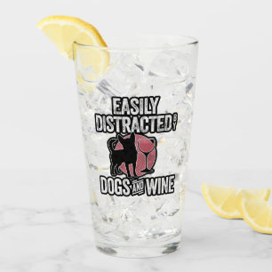 Distracción fácil por perros y vinos