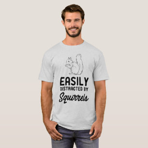 Distraído fácilmente por la camiseta de las