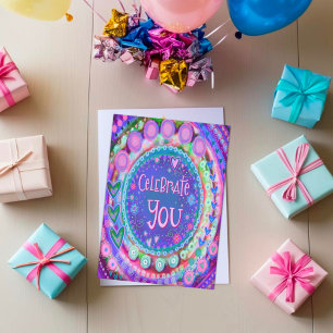 Diversión celebra tu tarjeta de corazones modernos