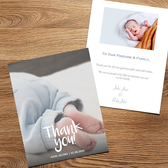 Diversión, tu foto, chico, baby ducha tarjeta de a (Baby feet thank you card with modern script and photo.)