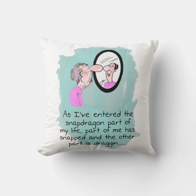 Divertida anciana luciendo almohada de vidrio (Anverso)