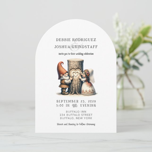 Divertida Invitación de Boda de Gnomos Caprichosos (Anverso de pie)