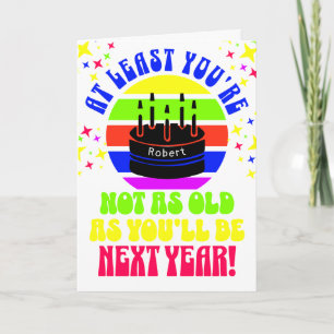 Divertido, al menos no lo eres. Tarjeta de felicit