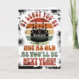 Divertido, al menos no lo eres. Tarjeta de felicit