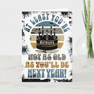 Divertido, al menos no lo eres. Tarjeta de felicit