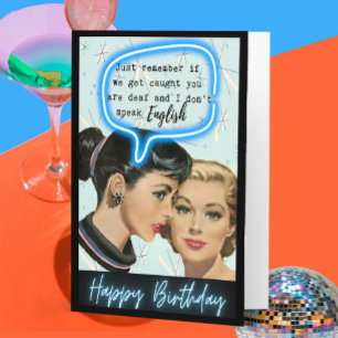 Divertido diciendo tarjeta de cumpleaños a la muje