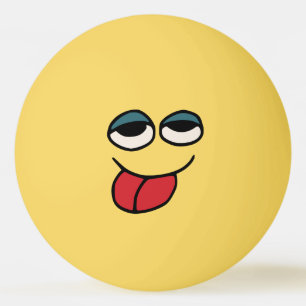 Divertido pegando hacia fuera la bola de ping-pong