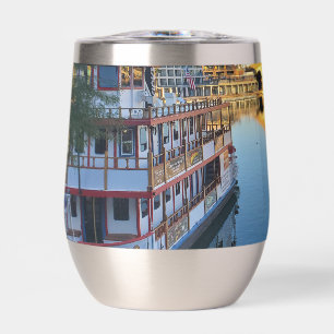 Dixie Belle cerca del puente de Londres en el lago