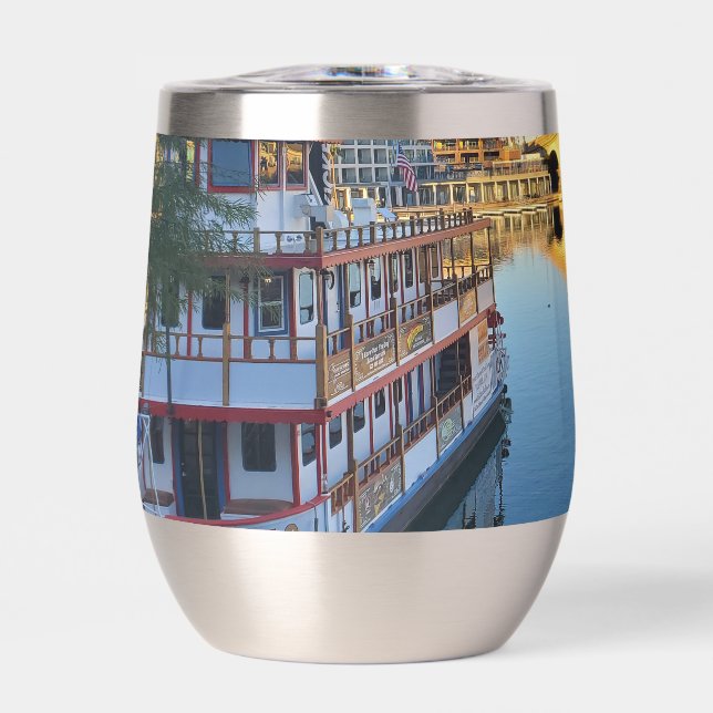 Dixie Belle cerca del puente de Londres en el lago (Frente)