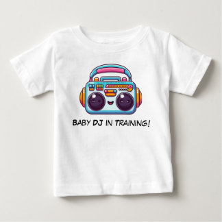 Dj bebé gracioso en camiseta de entrenamiento