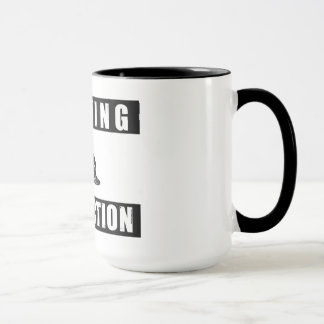 DJ de cuidado en la acción ahueca la taza djing