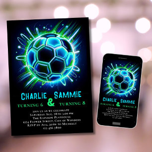 Doble invitación de cumpleaños de neón para fútbol