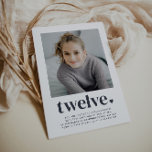Doce corazones - Invitación al cumpleaños de foto<br><div class="desc">Una invitación moderna de cumpleaños número 12 con tu propia foto y la palabra "doce" con un corazón por debajo. También puede editar todos los colores y estilos del texto, además del color del corazón si lo desea. Simplemente haga clic en el botón 'Personalizar' -> 'Editar usando la herramienta de...</div>