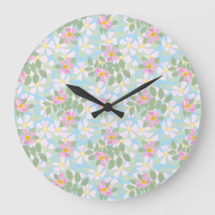 Dogroses rosados en el reloj de pared de cielo azu