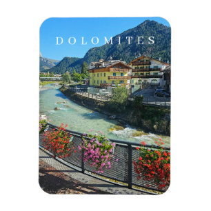 Dolomitas Pozza di Fassa con vistas al imán de la 