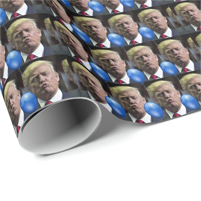 DONALD TRUMP BESÓ PAPEL DE BRAPEO DE CUMPLEAÑOS (Esquina del rollo)