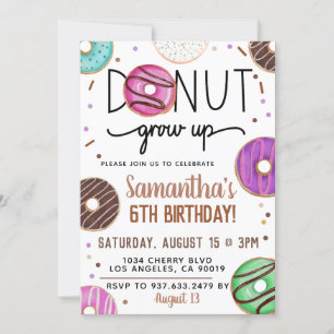 Donut de chocolate crece para la invitación de cum