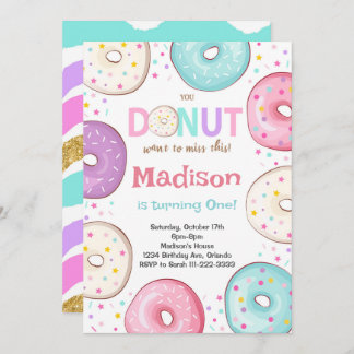 Donuts coloridos rocian a los niños Invitación al 