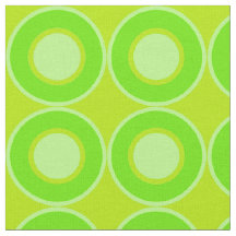 Donuts verdes con relleno verde sobre tela de oliv