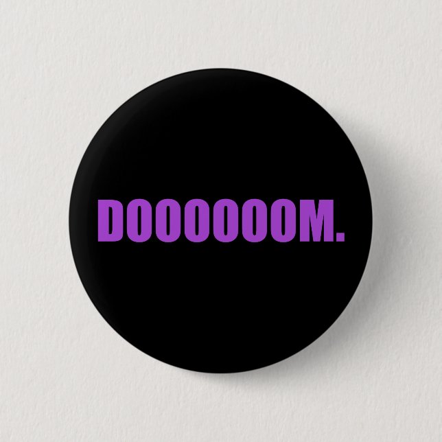 DOOOOOOM. En el botón Púrpura (Anverso)
