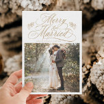 Dorado y casado primera foto de Navidad<br><div class="desc">Elegante y romántica caligrafía rápida con una foto y texto opcional en la parte posterior. Para una personalización más avanzada de este diseño,  haga clic en el BOTÓN HERRAMIENTA DE DISEÑO AZUL de arriba.</div>