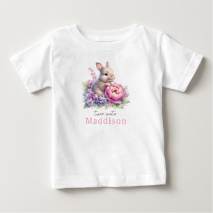 Dos adorables conejitos bebé con camiseta de cumpl