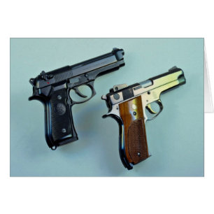 Dos armas automáticas de calibre 45 para los aman