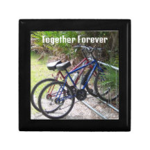 Dos bicicletas en una caja de regalo de mosaico en