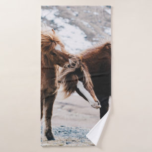 DOS CABALLOS MARRONES EN EL CAMPO
