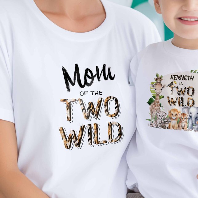 Dos camisetas de mamá silvestres y con temas de Sa (Mom of the two wild, Safari Themed boy 2nd birthday mom's t-shirt.)
