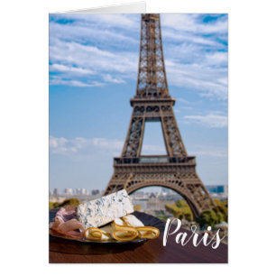 Dos copas de vino en un café en París