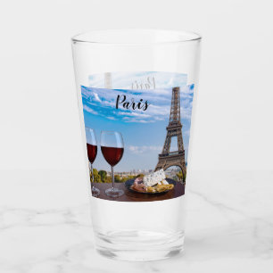 Dos copas de vino en un café en París