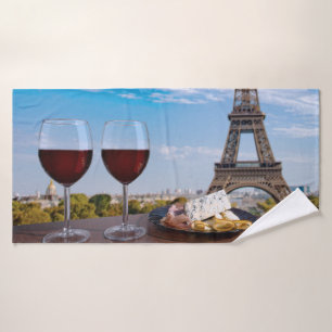 Dos copas de vino en un café en París