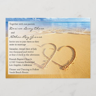 Dos corazones en la invitación a la boda de arena
