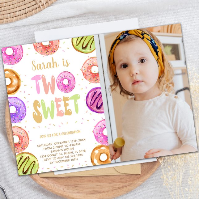 Dos dulces invitaciones de cumpleaños de Donut con (Two Sweet Donut Birthday Invitations w photo)