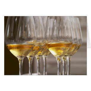 dos filas de copas de degustación de vino con lujo