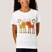 Dos gatos lindos con la camiseta de los corazones